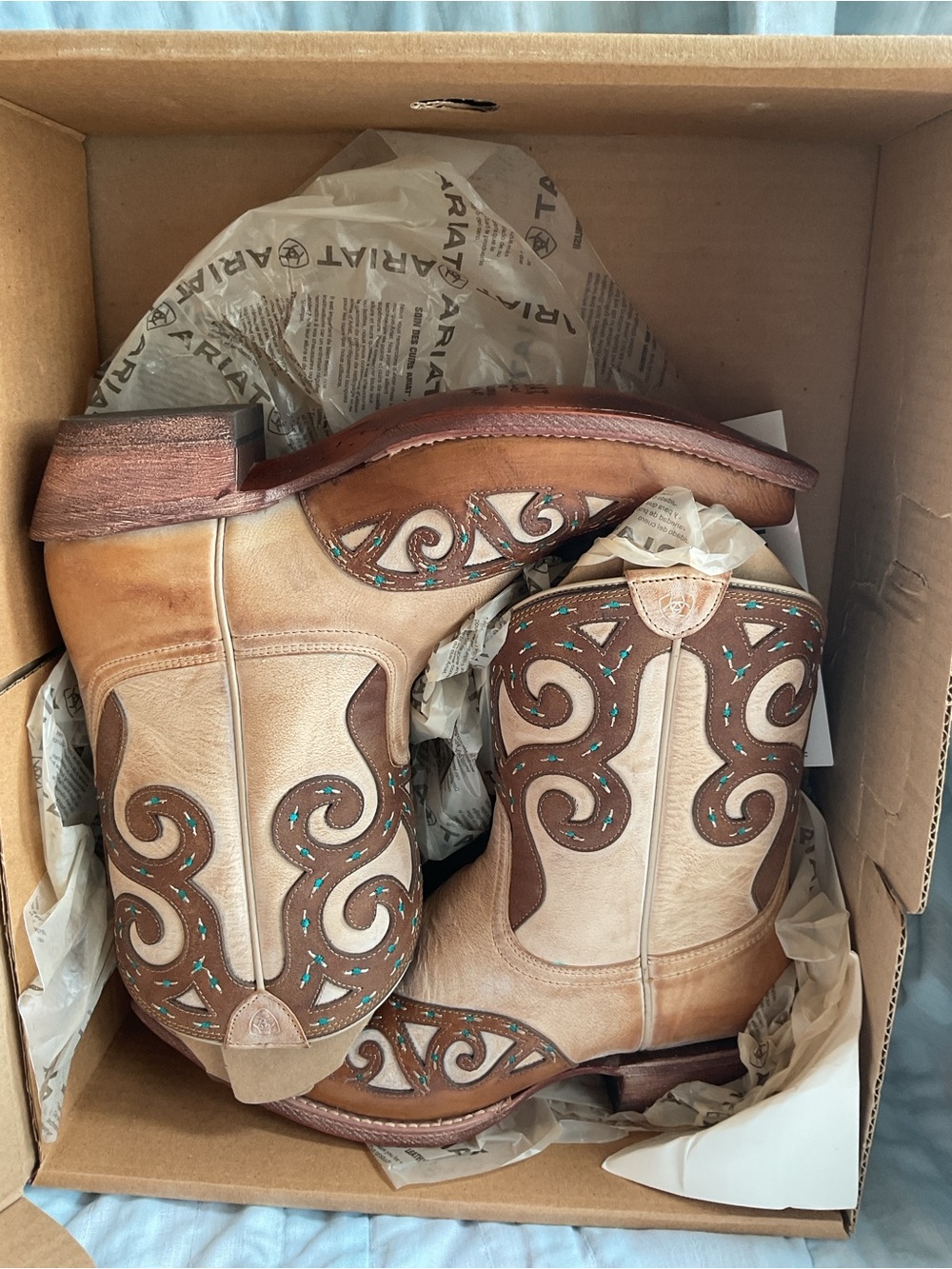 NWT in Original box Ariat RIO 2 Tone Tan Brown Layer Turquoise Western Embroidry - Picture 13 of 14